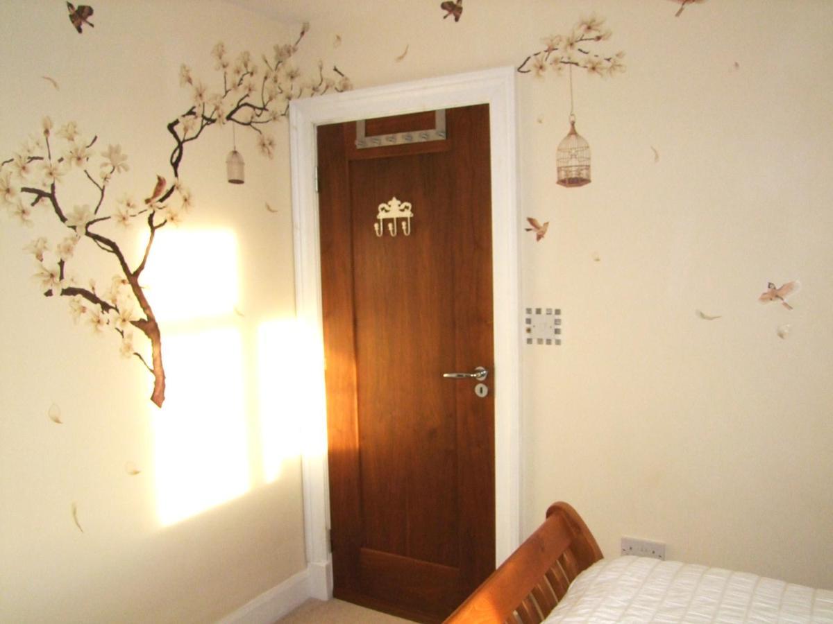 Glendalough Scenery Farmhouse Roundwood Bagian luar foto